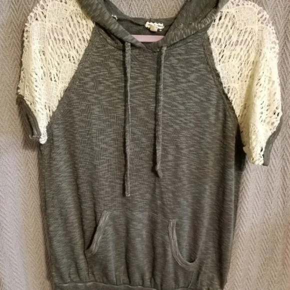 Eyeshadow Lightweight Hooded Top with Lace Sleeves - Picture 1 of 2